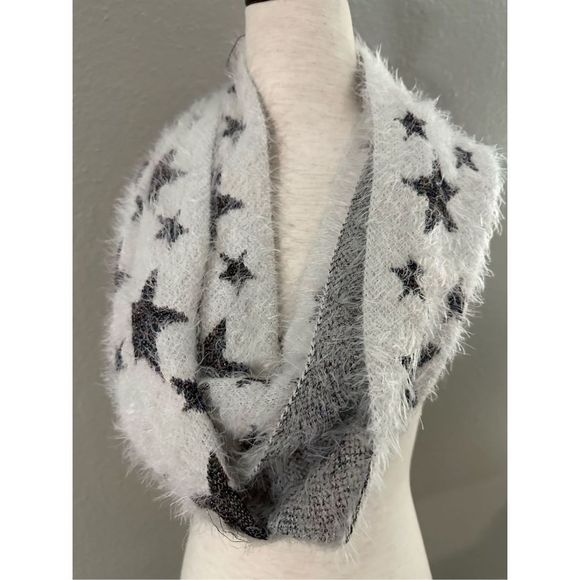 Claire's star scarf - Picture 2 of 4